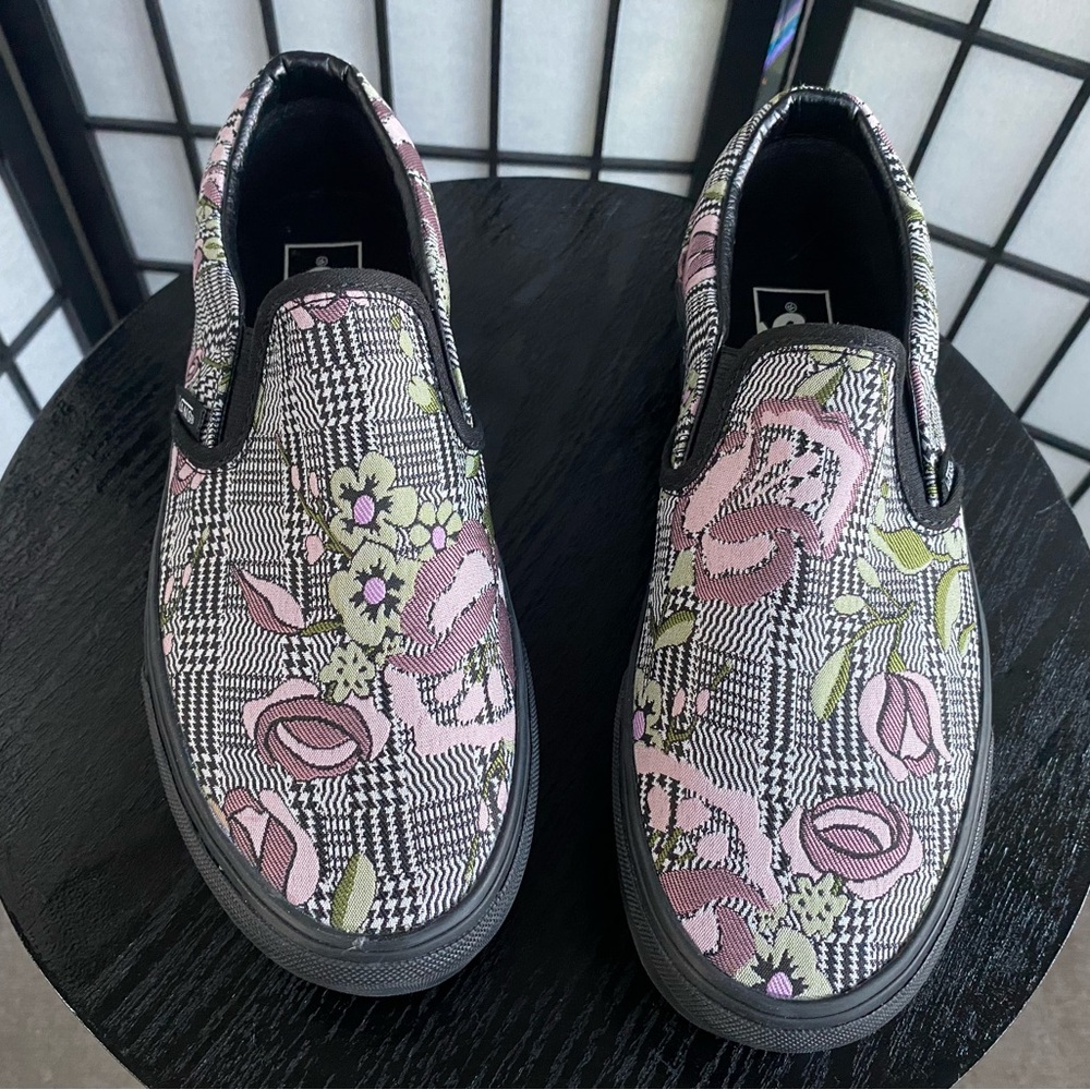 Black floral platform vans sneakers. Size 8.5 Never worn.